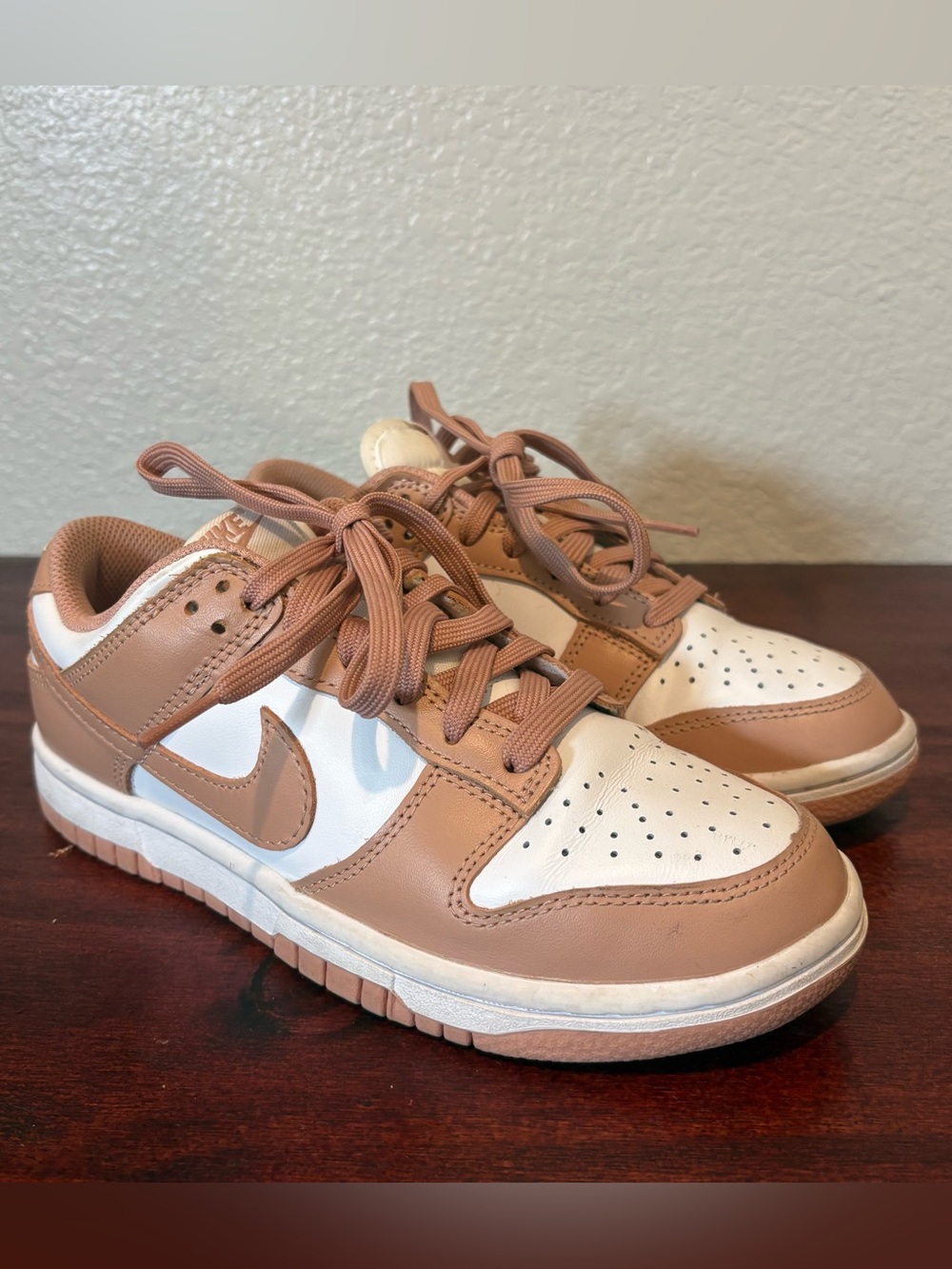 Nike Kids Low-Top Sneakers in Tan and White